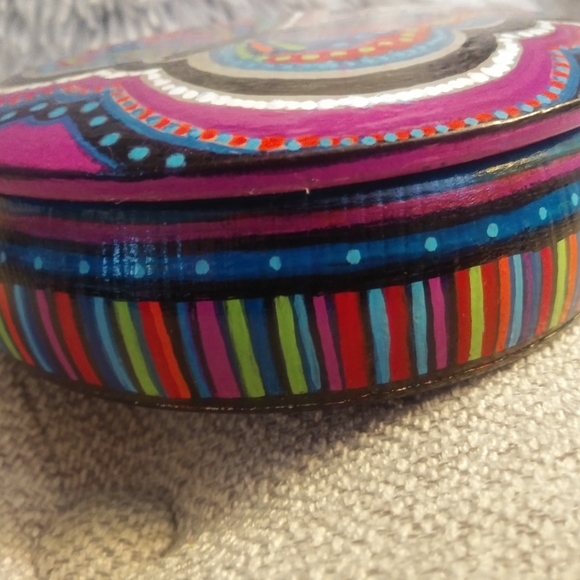 Small Jewelry/trinket box, hand decorated.  5 inch diameter, 1 inch deep - Picture 2 of 2
